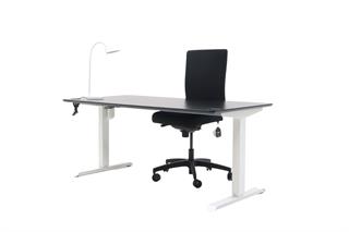 Kontorsæt med bordplade i sort, stelfarve i hvid, hvid bordlampe og sort kontorstol